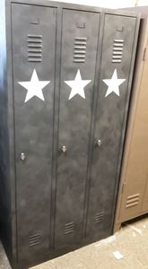 Afbeelding van 3 deurs locker kast in kleur met ster of wax